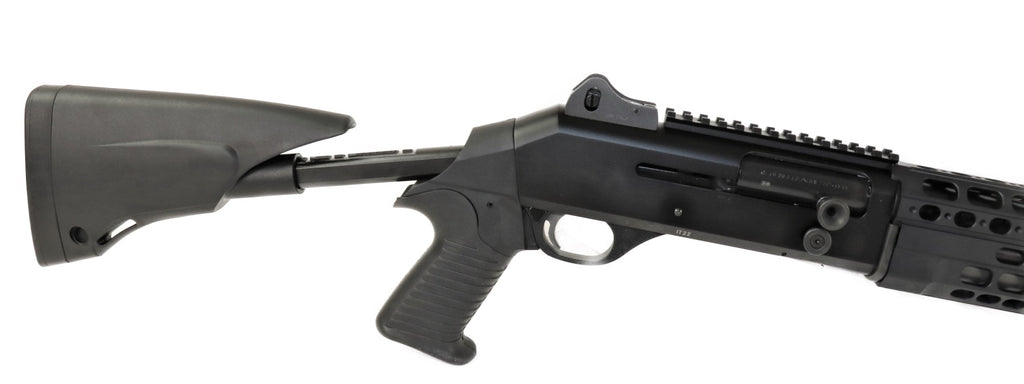 Benelli Schrotflinte, schwarz, seitlich.