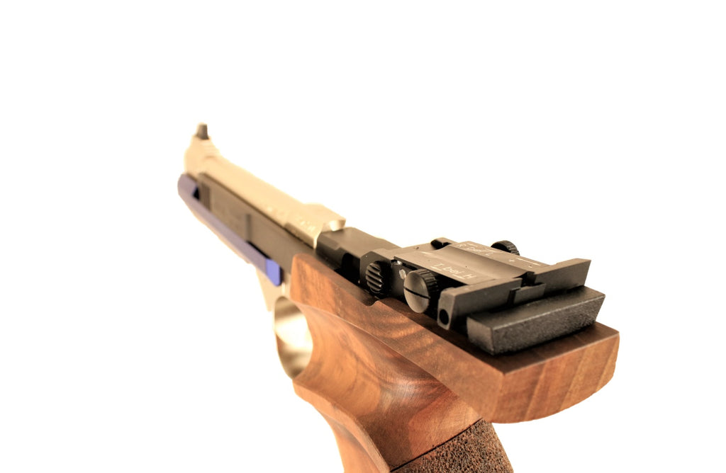 Winchester Pistole mit Holzgriff.