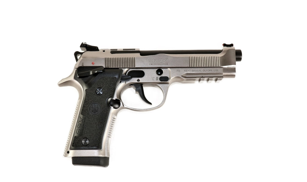 Beretta Pistole, silber-schwarz, seitlich.