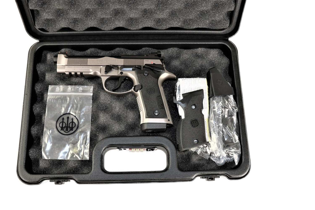 Beretta Pistole, silber-schwarz, seitlich.