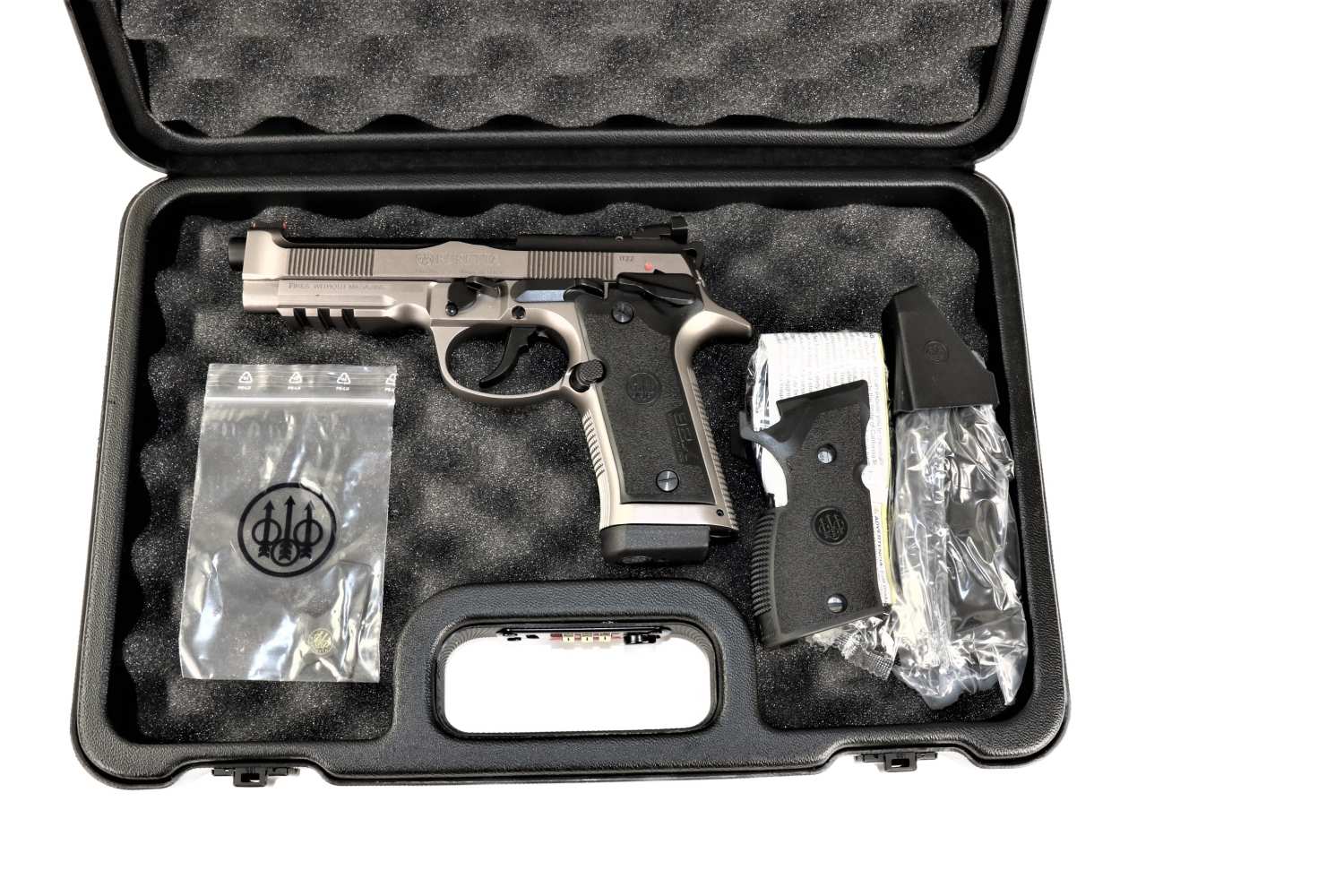 Beretta Pistole, silber-schwarz, seitlich.