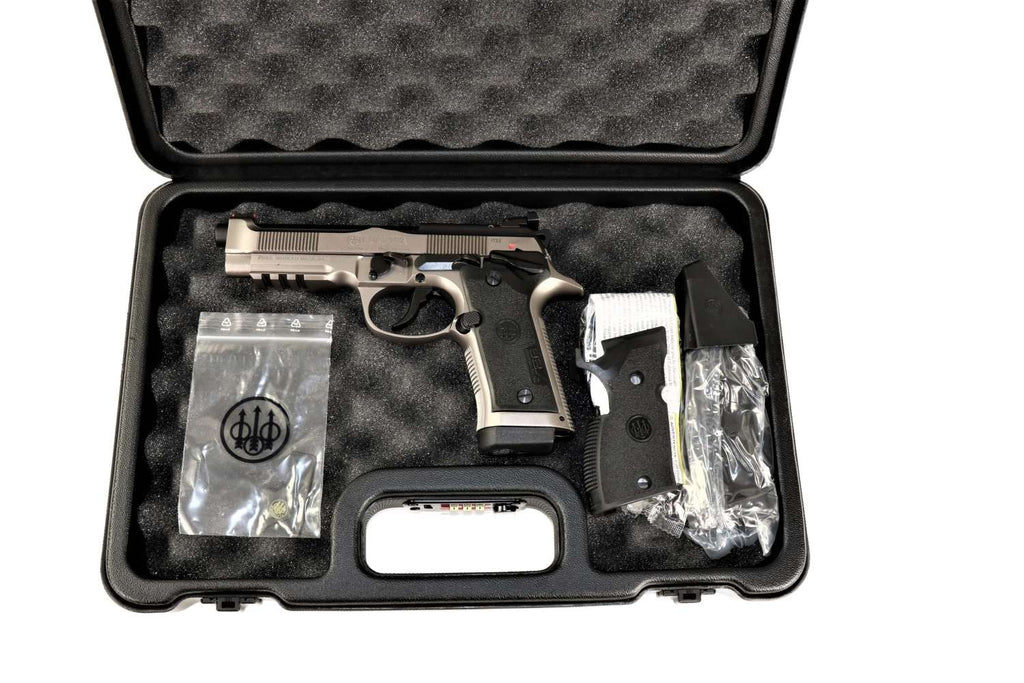 Beretta Pistole, silber-schwarz, seitlich.