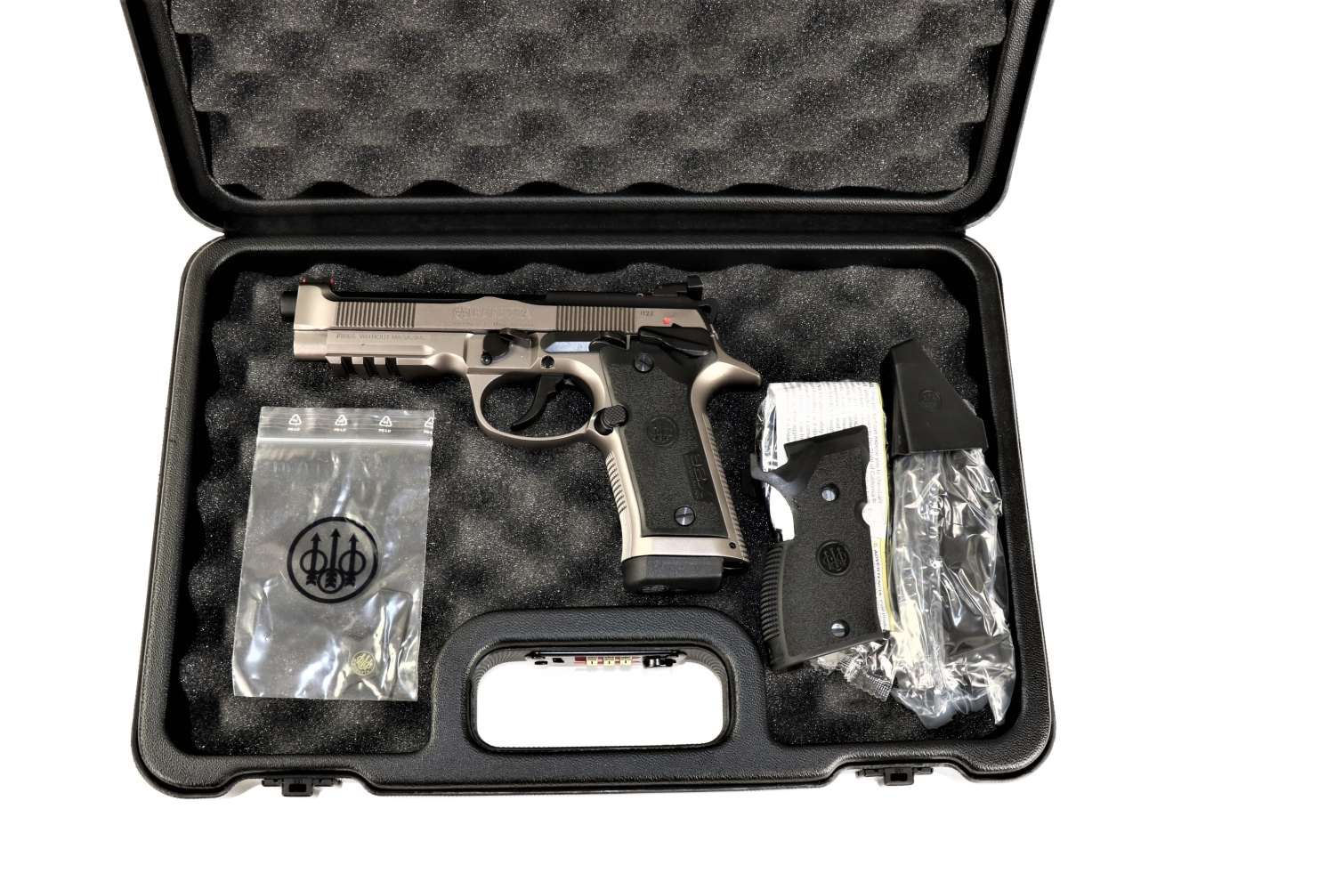 Beretta Pistole, silber-schwarz, seitlich.