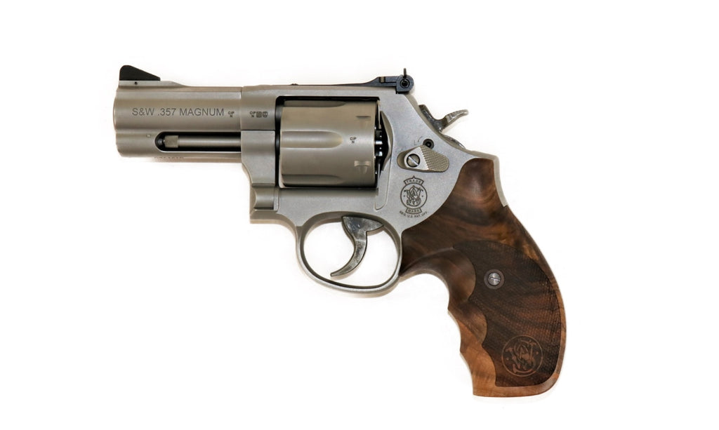 Smith & Wesson Revolver seitlich.