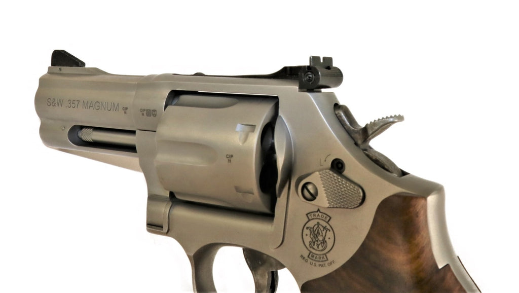 Smith & Wesson Revolver seitlich.