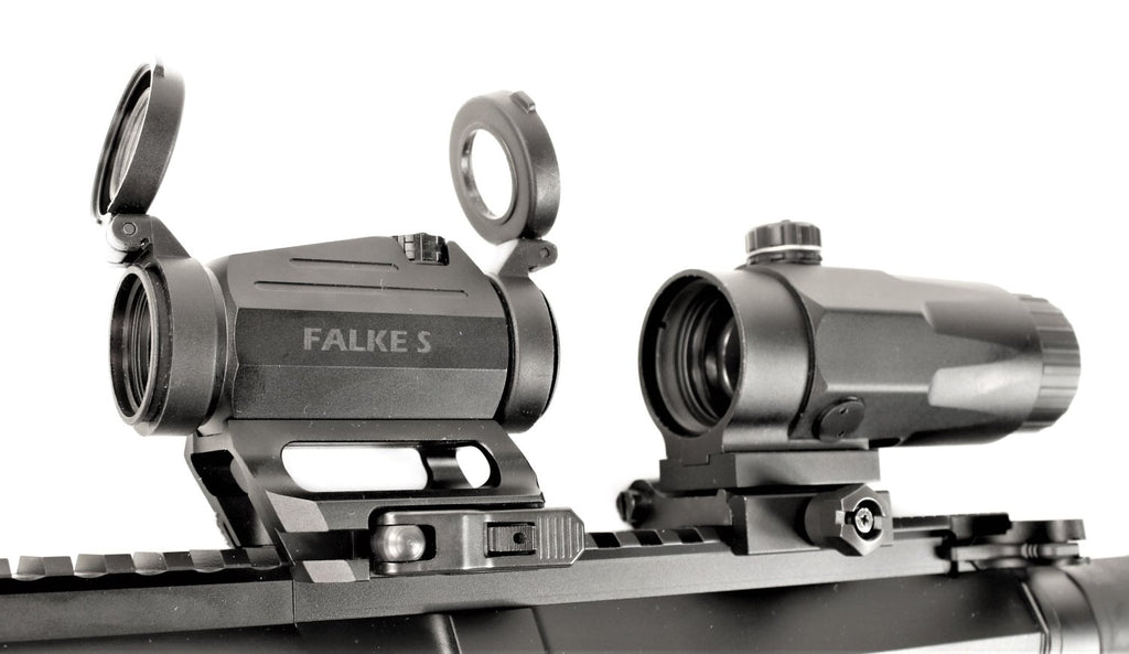Falke Zielfernrohr mit offenen Abdeckungen.