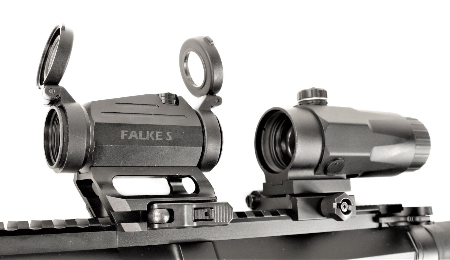 Falke Zielfernrohr mit offenen Abdeckungen.
