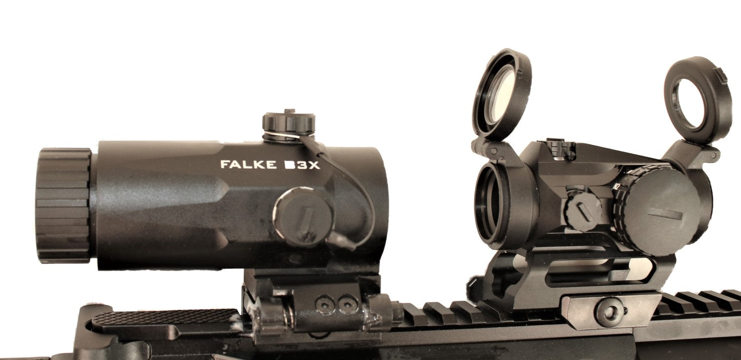 Falke Zielfernrohr mit offenen Abdeckungen.