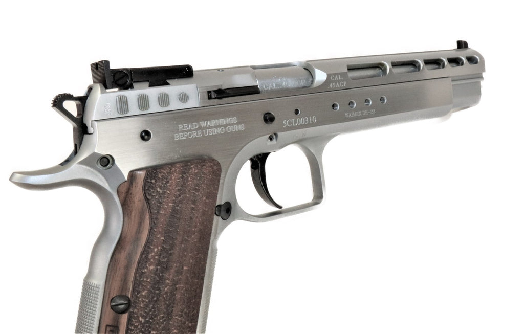 Tanfoglio Pistole mit Holzgriff.