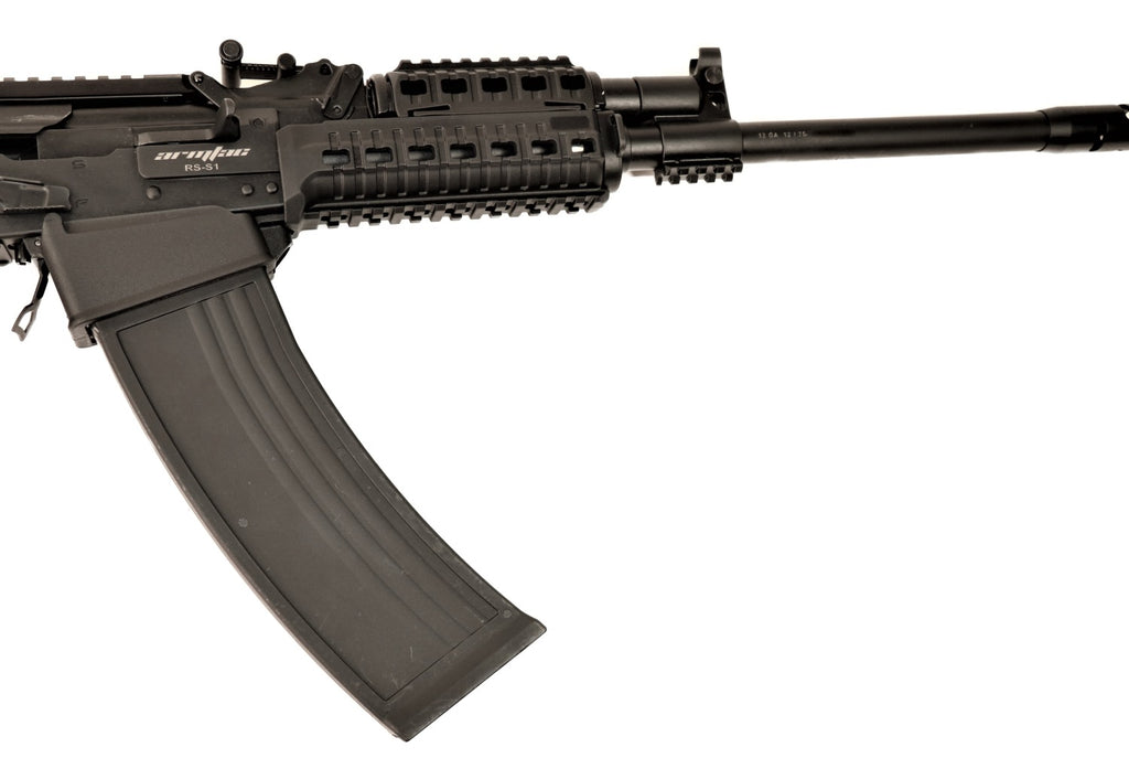 Armsan Gewehr mit Zielfernrohr.