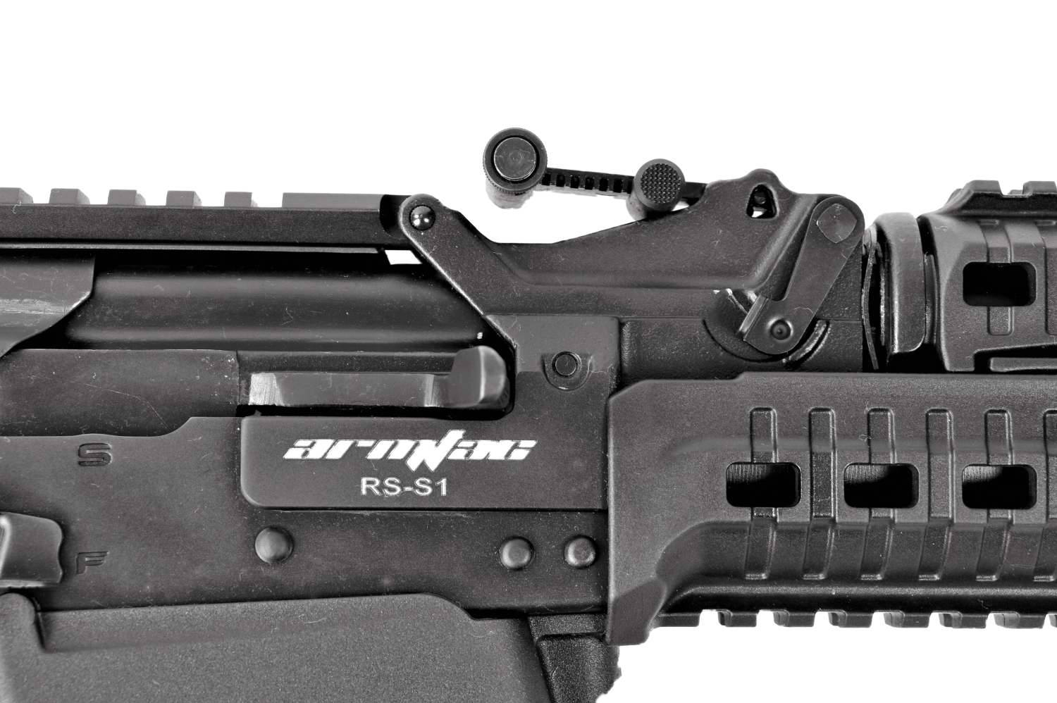 Armsan Gewehr mit Zielfernrohr.