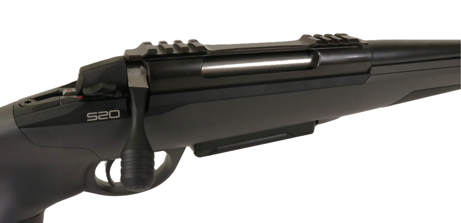 Schwarzes SAKO Gewehr seitlich Ansicht.