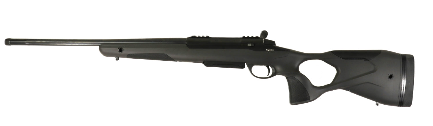 Schwarzes SAKO Gewehr seitlich Ansicht.