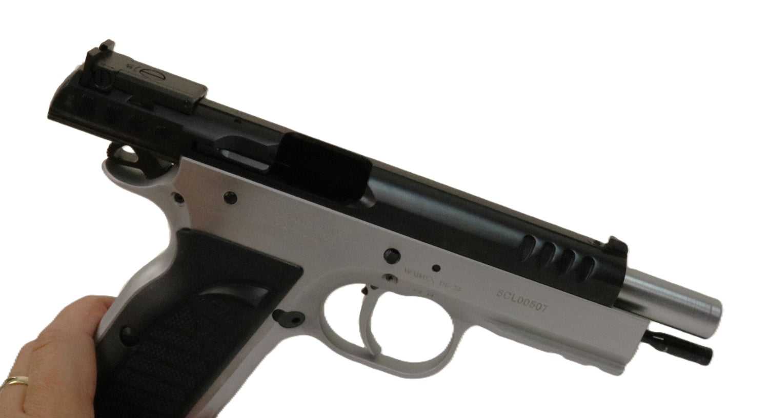 Tanfoglio Pistole in rotem Koffer.