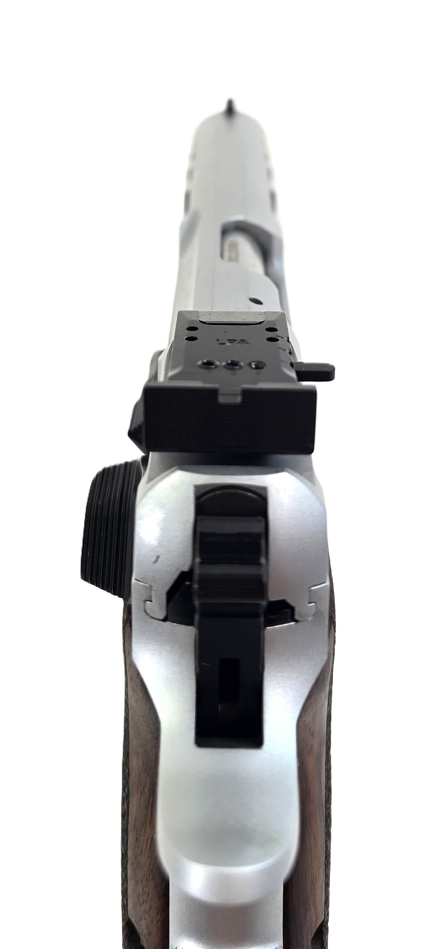 Roter Tanfoglio-Waffenkoffer, geschlossen.