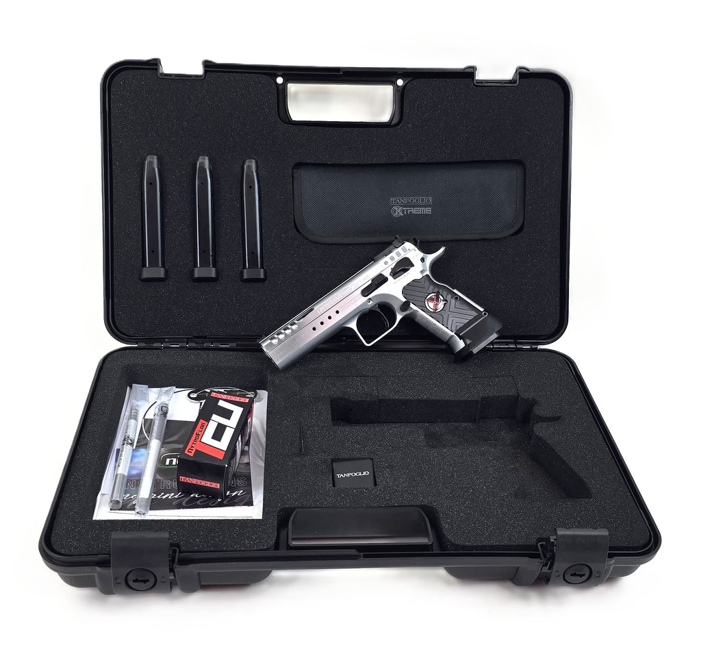 Tanfoglio Pistole, silber, schwarze Griffe.