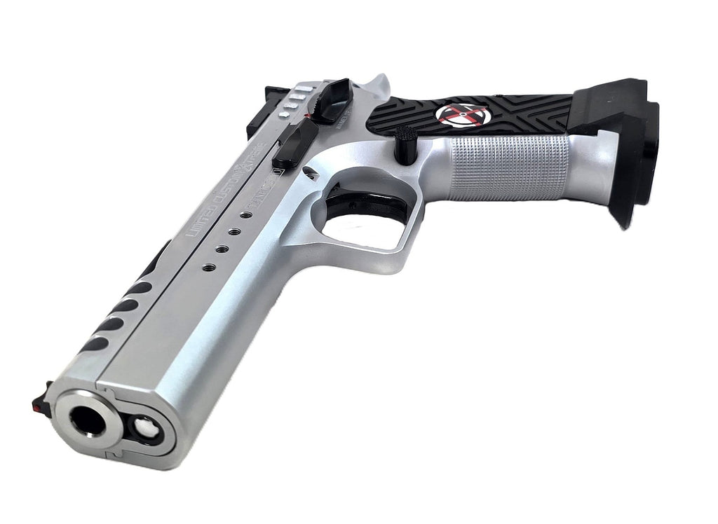 Tanfoglio Pistole, silber, schwarze Griffe.