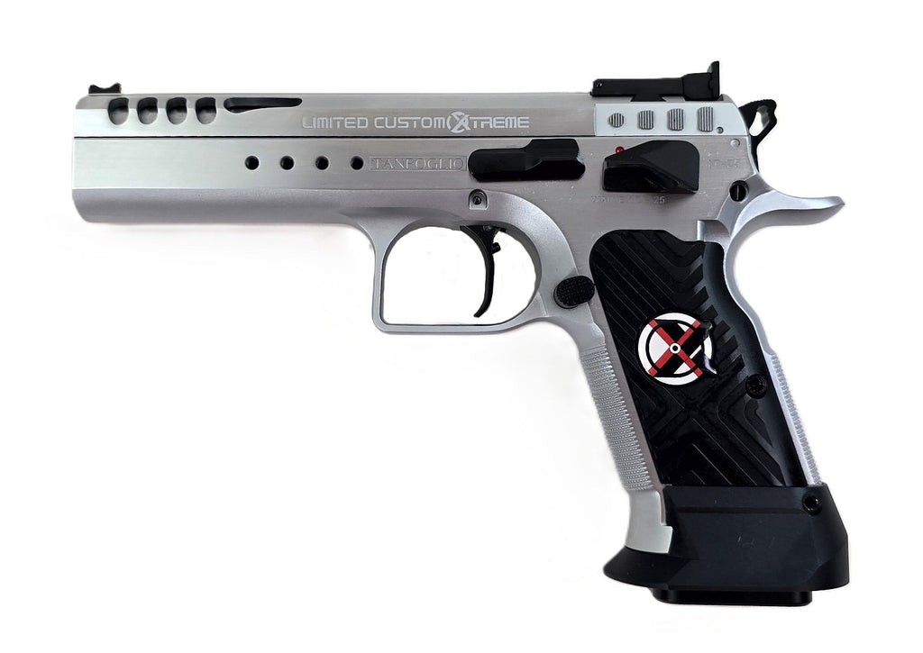Tanfoglio Pistole, silber, schwarze Griffe.