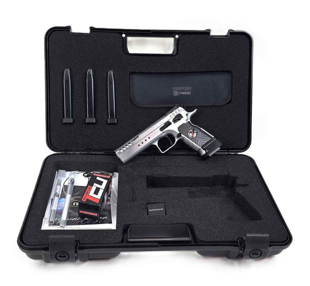 Tanfoglio Pistole, silber, schwarze Griffe.