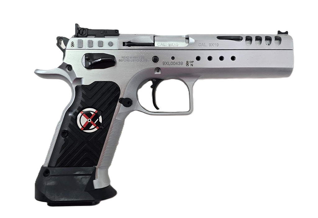 Tanfoglio Pistole, silber, schwarze Griffe.