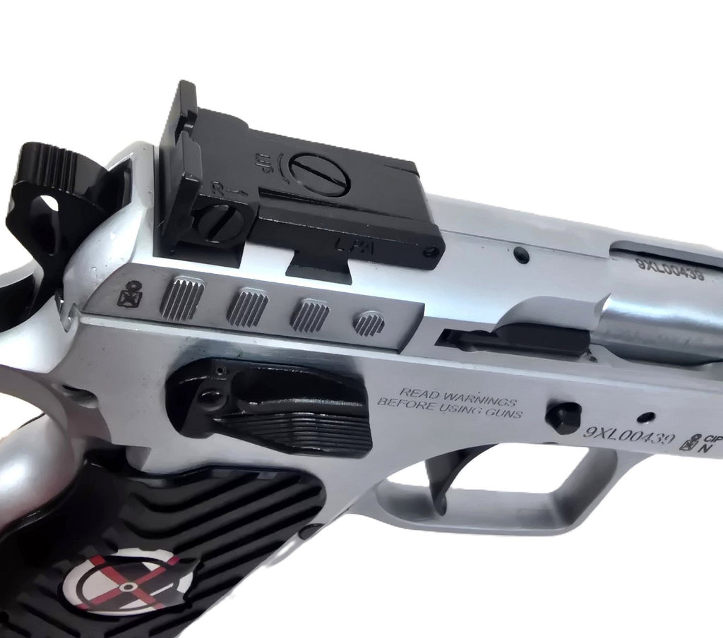 Tanfoglio Pistole, silber, schwarze Griffe.