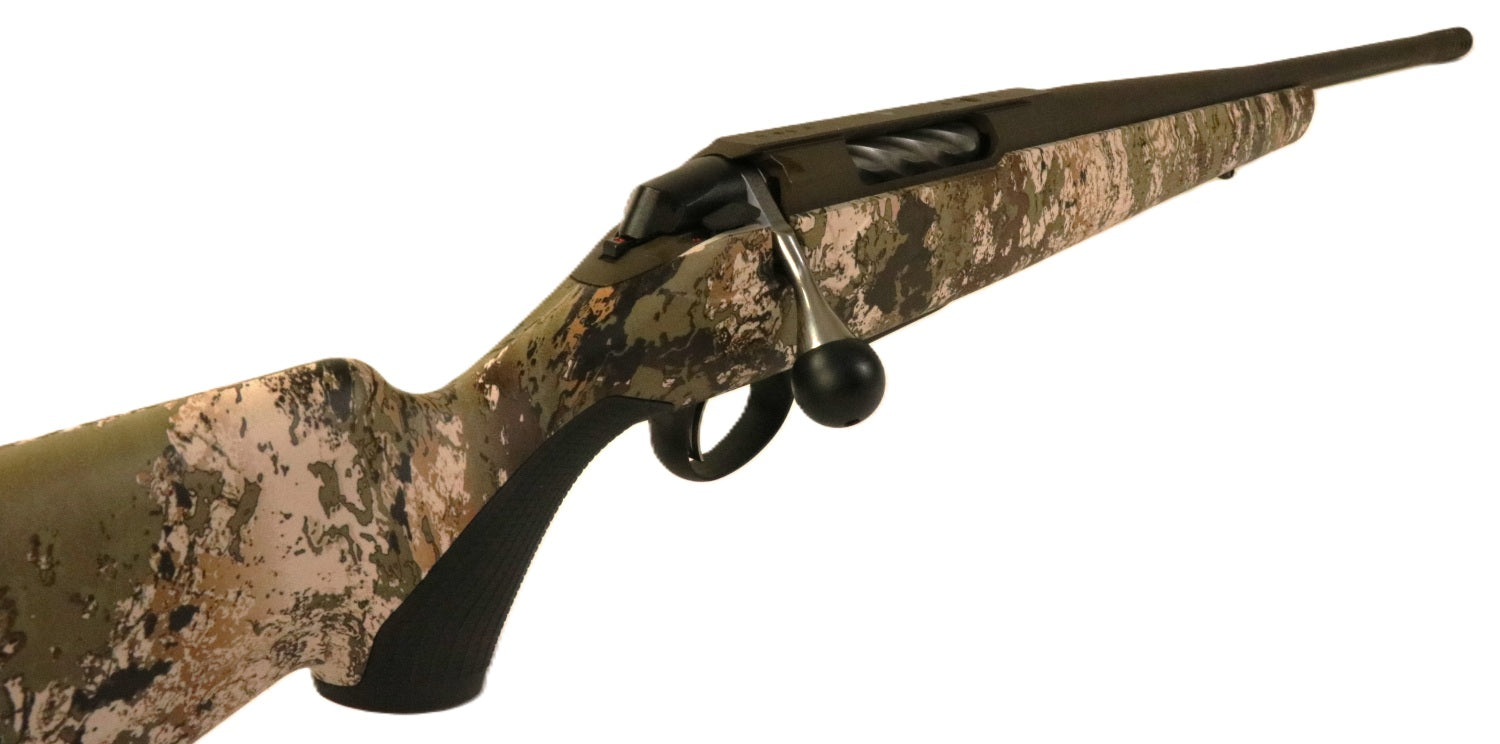 Tikka Gewehr mit Tarnmuster.