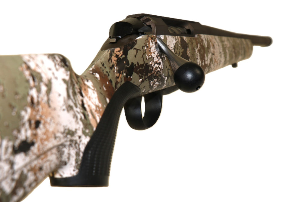 Tikka Gewehr mit Tarnmuster.