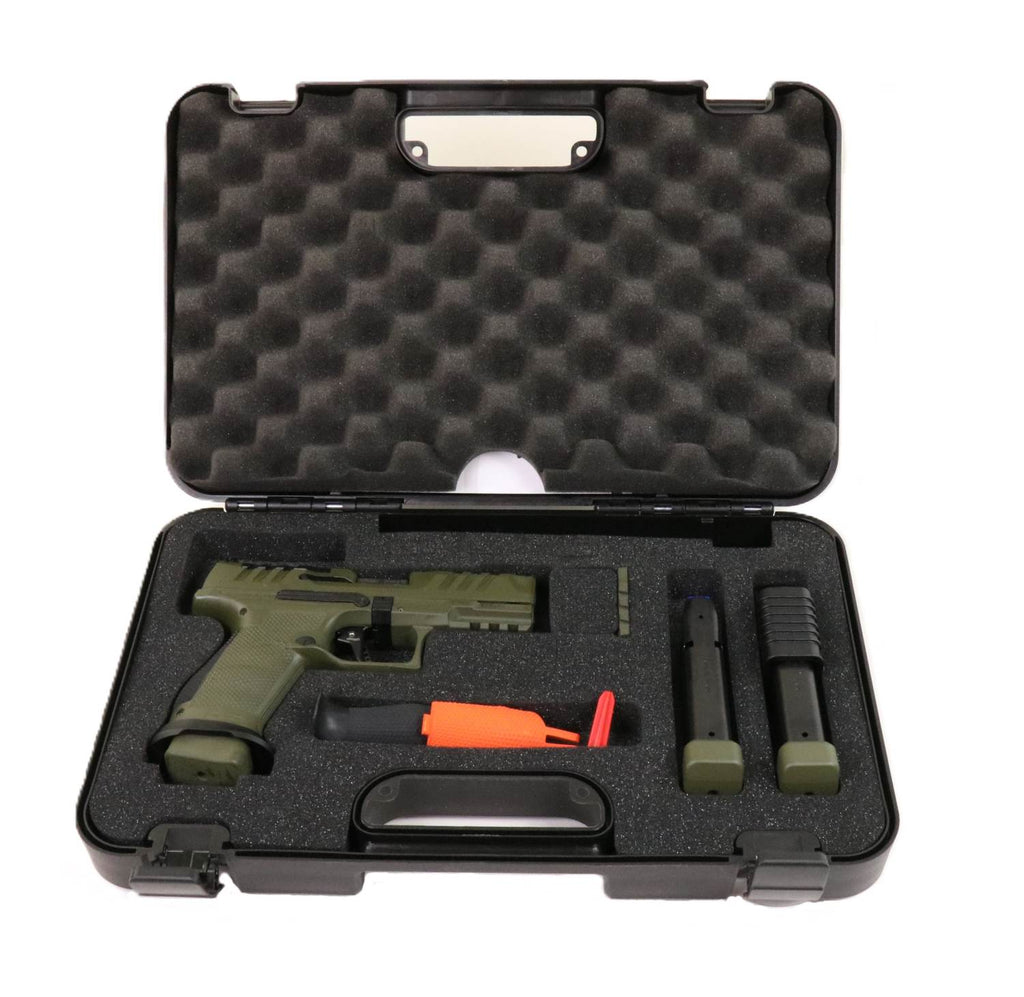 Pistole in Koffer mit Zubehör und orangefarbener Sicherung.