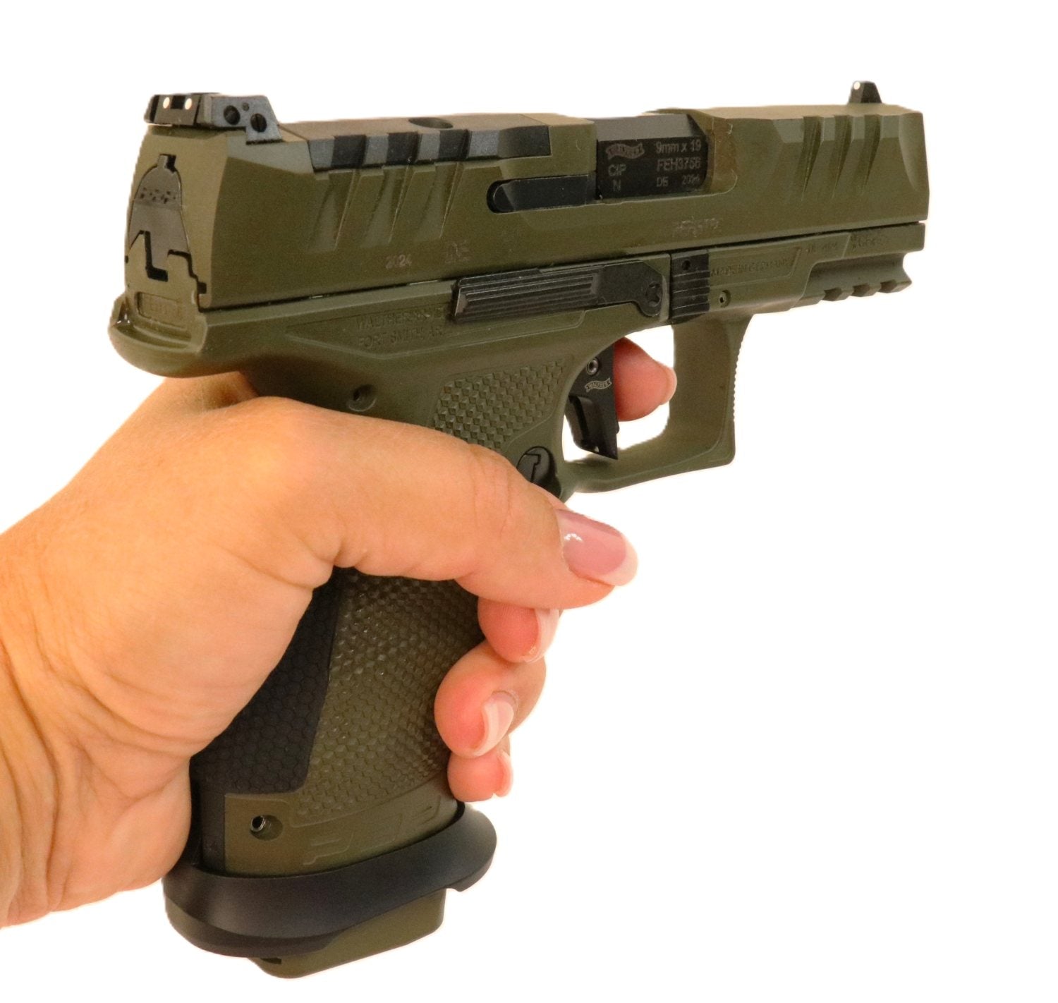 Hand hält grüne Pistole.