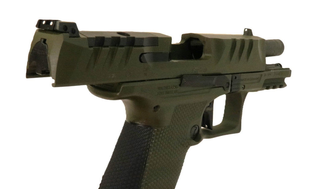 Pistole in Olivgrün mit Picatinny-Schiene.