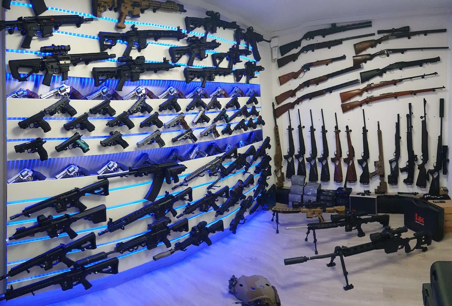 Verschiedene Waffen an Wänden und Boden ausgestellt.