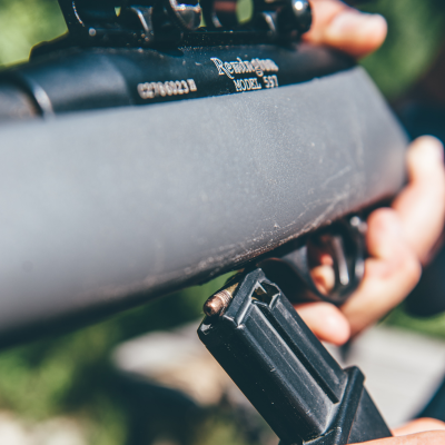 Remington Modell 597 mit Magazin und Patronen.