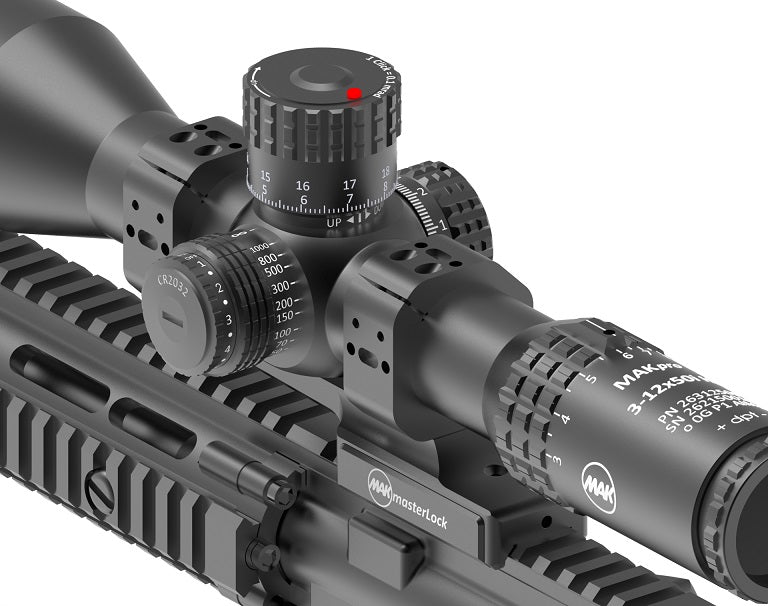 Zielfernrohr auf einem Gewehr mit Markierung.