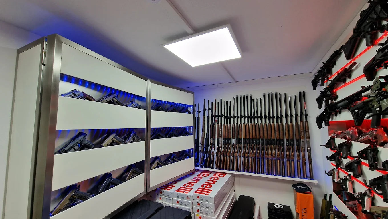 Waffenregal mit verschiedenen Schusswaffen und Munition.